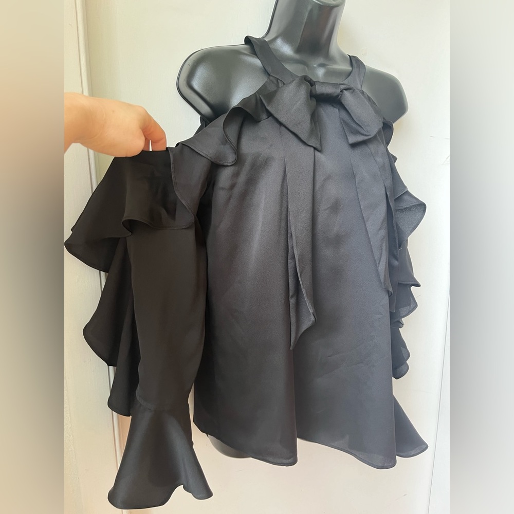 CeCe Woman’s Bow front cold shoulders ruffles blouse sz M - Picture 2 of 9